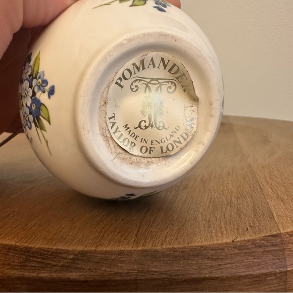 SOLD- Taylor of London Pomander Potpourri Ceramic Ball Floral Ornament England - Picture 4 of 10